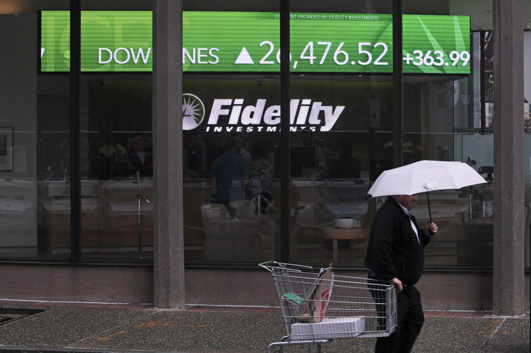 En esta foto del 18 de junio de 2019, un hombre con un carrito de supermercado pasa frente a una pizarra de la Bolsa que muestra una fuerte suba del índice Dow Jones. En esta foto del 18 de junio de 2019, un hombre con un carrito de supermercado pasa frente a una pizarra de la Bolsa que muestra una fuerte suba del índice Dow Jones.