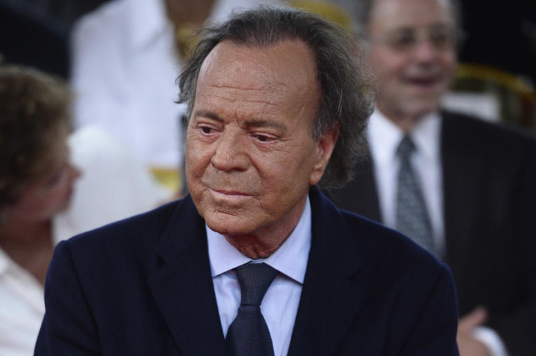 Un juez declaró 10 de julio del 2019 que existen indicios suficientes para concluir que un hombre español de 43 años es hijo biológico del cantante Julio Iglesias, quien por años se ha negado a someterse a pruebas genéticas para confirmar la paternidad. Un juez declaró 10 de julio del 2019 que existen indicios suficientes para concluir que un hombre español de 43 años es hijo biológico del cantante Julio Iglesias, quien por años se ha negado a someterse a pruebas genéticas para confirmar la paternidad.