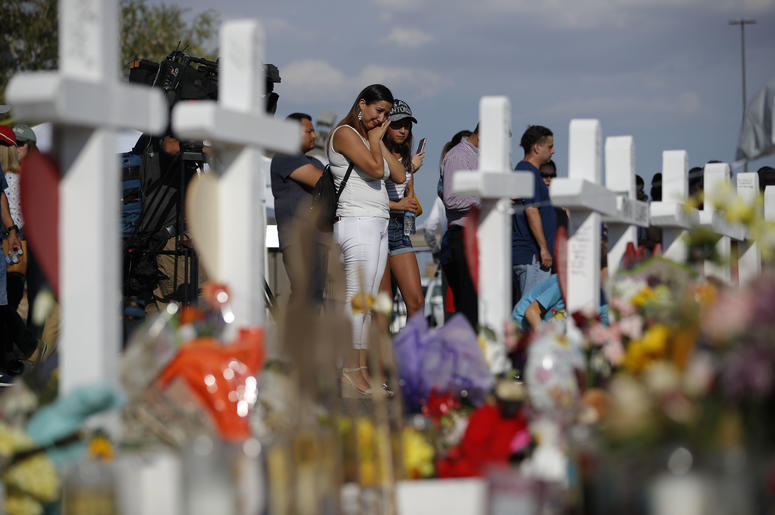 Personas visitan un altar improvisado el lunes 5 de agosto de 2019, en el lugar de una masacre en un centro comercial de El Paso, Texas. Personas visitan un altar improvisado el lunes 5 de agosto de 2019, en el lugar de una masacre en un centro comercial de El Paso, Texas.
