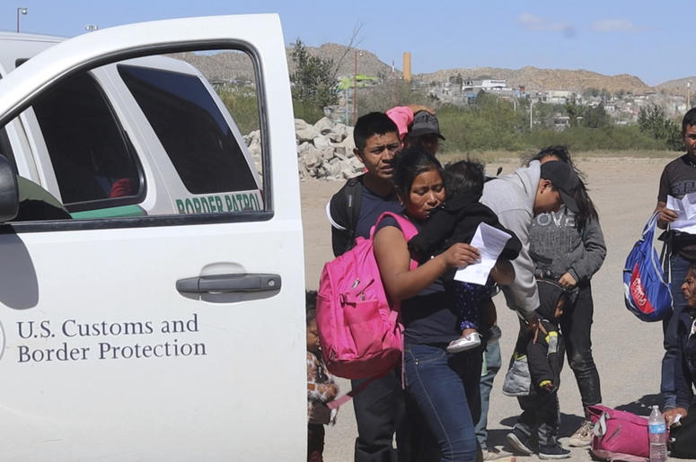 En esta imagen tomada de un video en abril de 2019, migrantes se entregan a agentes fronterizos en El Paso, Texas, después de cruzar hacia territorio estadounidense desde México. En esta imagen tomada de un video en abril de 2019, migrantes se entregan a agentes fronterizos en El Paso, Texas, después de cruzar hacia territorio estadounidense desde México.