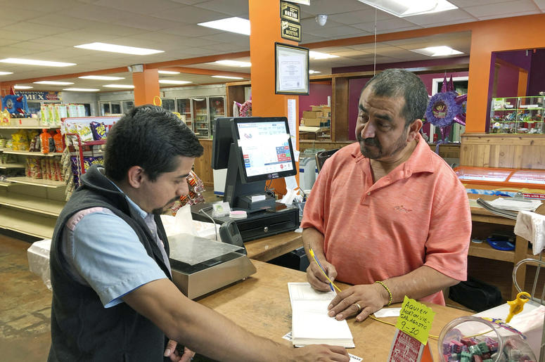 Fotografía del jueves 8 de agosto de 2019 de Juan García, derecha, atendiendo a un cliente en su tienda Hondumex en el centro de Morton, Mississippi. Fotografía del jueves 8 de agosto de 2019 de Juan García, derecha, atendiendo a un cliente en su tienda Hondumex en el centro de Morton, Mississippi.