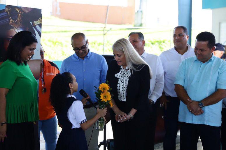 una estudiante entrega un jarrón con girasoles a la gobernadora de la isla Wanda Vázquez, durante su visita a la Escuela Ramón Marín Solá, en Guaynabo, Puerto Rico, el lunes 12 de agosto de 2019. una estudiante entrega un jarrón con girasoles a la gobernadora de la isla Wanda Vázquez, durante su visita a la Escuela Ramón Marín Solá, en Guaynabo, Puerto Rico, el lunes 12 de agosto de 2019.