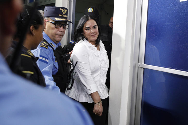 En esta imagen, tomada el 20 de agosto de 2019, la ex primera dama de Honduras, Rosa Elena Bonilla de Lobo, sale de un juzgado tras ser condenada por cargos de corrupción, en Tegucigalpa, Honduras. Un tribunal condenó a Bonilla por la apropiación indebida En esta imagen, tomada el 20 de agosto de 2019, la ex primera dama de Honduras, Rosa Elena Bonilla de Lobo, sale de un juzgado tras ser condenada por cargos de corrupción, en Tegucigalpa, Honduras. Un tribunal condenó a Bonilla por la apropiación indebida