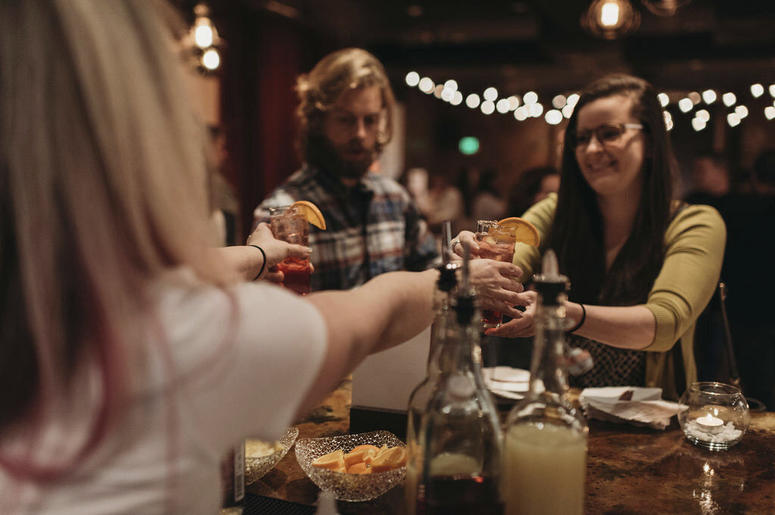 Fotografía del 17 de enero de 2019 de un barman sirviendo a comensales el coctel sin alcohol Rae of Sunshine en el bar temporal Sans Bar en The Factory Luxe en Seattle. Fotografía del 17 de enero de 2019 de un barman sirviendo a comensales el coctel sin alcohol Rae of Sunshine en el bar temporal Sans Bar en The Factory Luxe en Seattle.