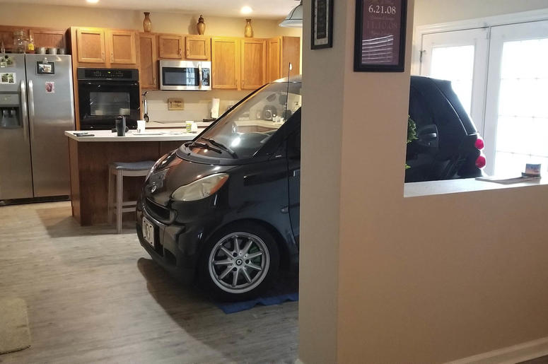 En esta foto del 3 de septiembre del 2019 proveída por Jessica Eldridge se ve el auto de su esposo estacionado en la cocina de su casa en Jacksonville, Florida, para protegerlo del huracán Dorian. En esta foto del 3 de septiembre del 2019 proveída por Jessica Eldridge se ve el auto de su esposo estacionado en la cocina de su casa en Jacksonville, Florida, para protegerlo del huracán Dorian.