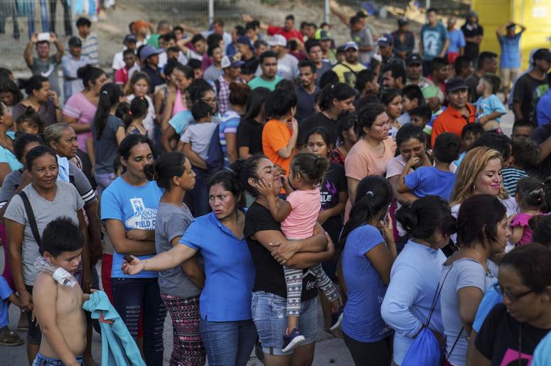 En esta fotografía del 30 de agosto de 2019, decenas de migrantes aguardan a recibir alimentos en un campamento cerca del Puente Nuevo Internacional en Matamoros. En esta fotografía del 30 de agosto de 2019, decenas de migrantes aguardan a recibir alimentos en un campamento cerca del Puente Nuevo Internacional en Matamoros.