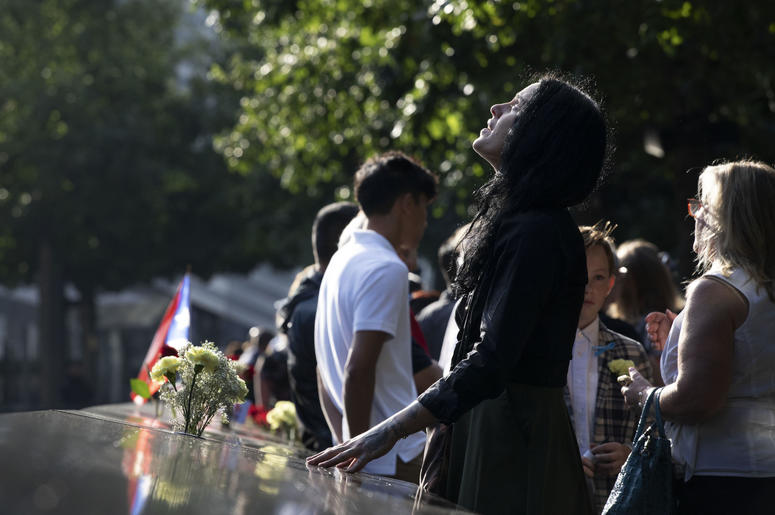 Una mujer arriba a la ceremonia por el 18 aniversario de los ataques del 11 de septiembre de 2001 en el Monumento Nacional 11 de Septiembre, Nueva York, miércoles 11 de septiembre de 2019. Una mujer arriba a la ceremonia por el 18 aniversario de los ataques del 11 de septiembre de 2001 en el Monumento Nacional 11 de Septiembre, Nueva York, miércoles 11 de septiembre de 2019.