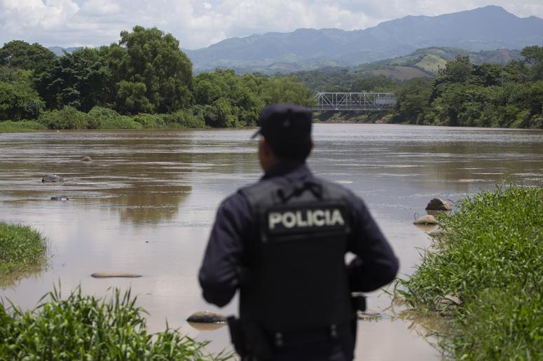 Un agente de la policía nacional salvadoreña observa el río La Paz en la frontera con Guatemala en La Hachadura, El Salvador, el jueves 12 de septiembre de 2019, como parte de un despliegue de 800 policías y soldados para patrullar los puntos ciegos a lo Un agente de la policía nacional salvadoreña observa el río La Paz en la frontera con Guatemala en La Hachadura, El Salvador, el jueves 12 de septiembre de 2019, como parte de un despliegue de 800 policías y soldados para patrullar los puntos ciegos a lo