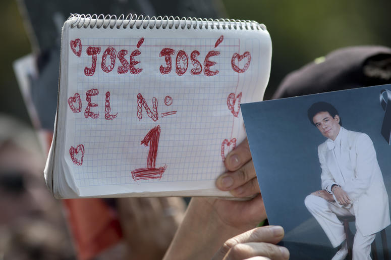 Un admirador sostiene un cuaderno con el letrero “José José el No.1” junto a una fotografía del fallecido cantante mexicano José José en un homenaje con karaoke en la Ciudad de México el viernes 4 de octubre de 2019. El llamado “Príncipe de la canción” fa Un admirador sostiene un cuaderno con el letrero “José José el No.1” junto a una fotografía del fallecido cantante mexicano José José en un homenaje con karaoke en la Ciudad de México el viernes 4 de octubre de 2019. El llamado “Príncipe de la canción” fa
