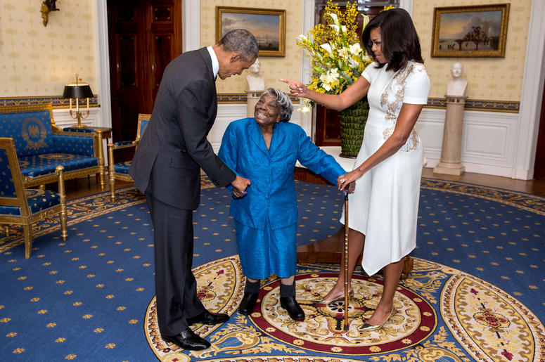 Virginia McLaurin de 106 años de edad baila con Barack y Michelle Obama en la Casa Blanca Virginia McLaurin de 106 años de edad baila con Barack y Michelle Obama en la Casa Blanca