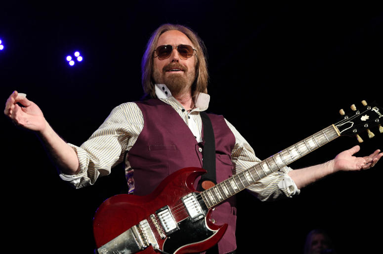 Tom Petty performs at Perfect Vodka Amphitheatre Tom Petty performs at Perfect Vodka Amphitheatre