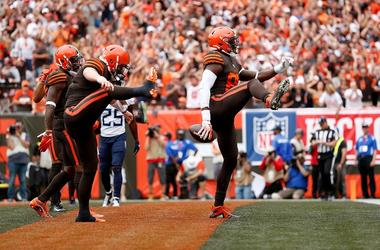 David Njoku #85 of the Cleveland Browns celebrates a touchdown with Baker Mayfield #6
