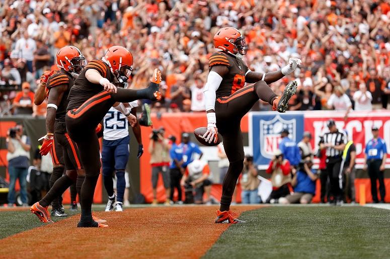 David Njoku #85 of the Cleveland Browns celebrates a touchdown with Baker Mayfield #6