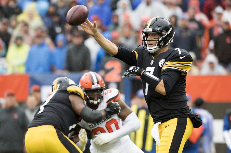 Pittsburgh Steelers quarterback Ben Roethlisberger (7) throws a pass as Cleveland Browns defensive end Emmanuel Ogbah (90) rushes during the first quarter at FirstEnergy Stadium. Pittsburgh Steelers quarterback Ben Roethlisberger (7) throws a pass as Cleveland Browns defensive end Emmanuel Ogbah (90) rushes during the first quarter at FirstEnergy Stadium.