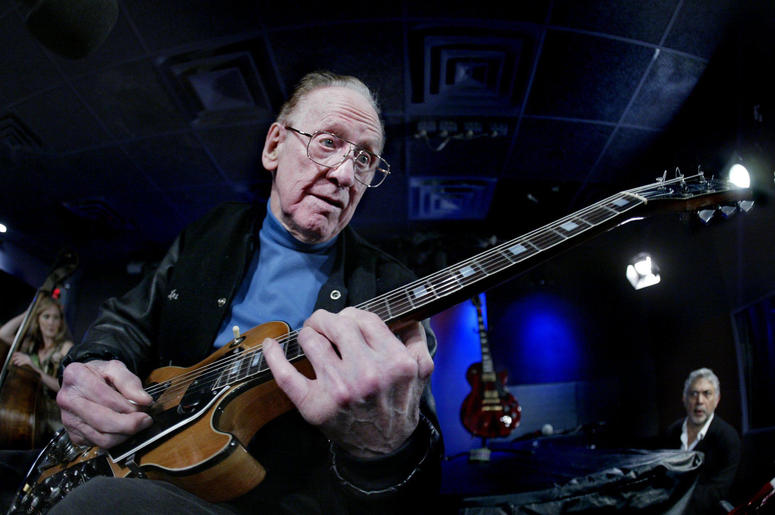 Les Paul plays a signature Les Paul Les Paul plays a signature Les Paul
