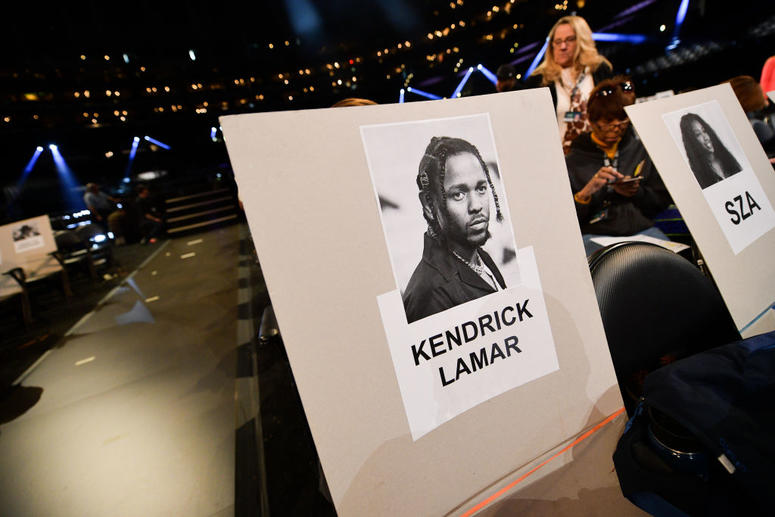 Kendrick Lamar and SZA empty chairs