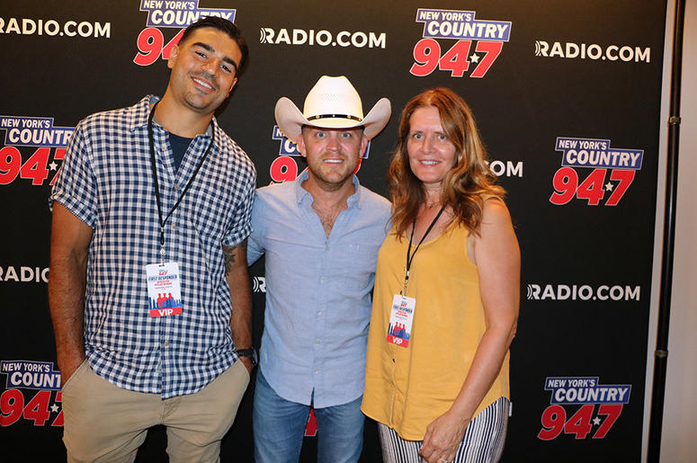 Justin Moore meets fans at NY's Country 94.7