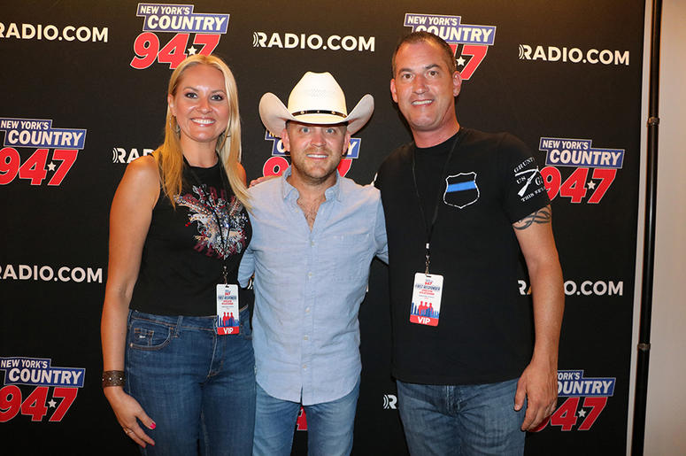 Justin Moore meets fans at NY's Country 94.7
