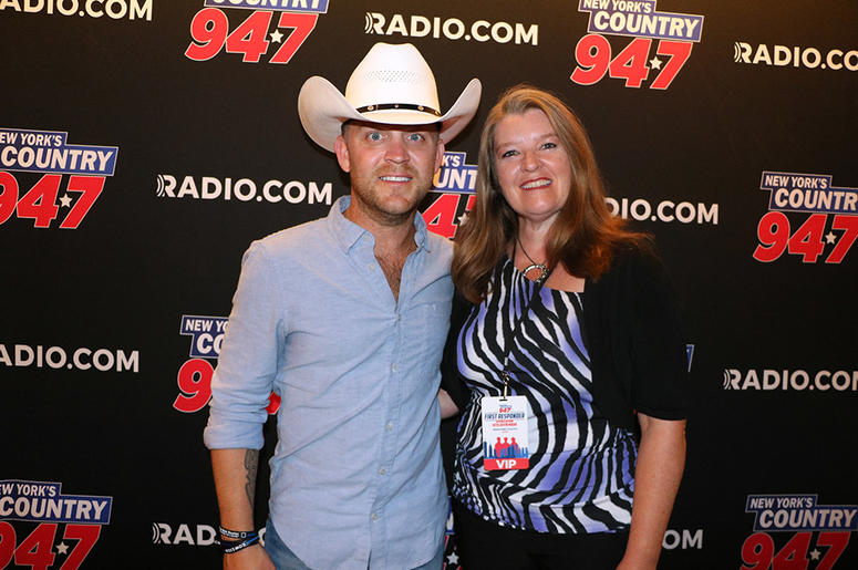 Justin Moore meets fans at NY's Country 94.7
