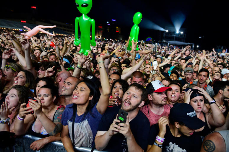 ATLANTIC CITY, NJ - JUNE 30: Fans cheer as Blink-182 performs during the second and final day of Warped Tour on June 30, 2019 in Atlantic City, New Jersey. (Photo by Corey Perrine/Getty Images) ATLANTIC CITY, NJ - JUNE 30: Fans cheer as Blink-182 performs during the second and final day of Warped Tour on June 30, 2019 in Atlantic City, New Jersey. (Photo by Corey Perrine/Getty Images)