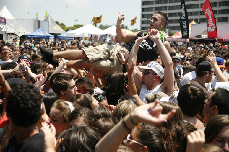 Vans Warped Tour 2009 at the Nassau Veterans Memorial Coliseum Vans Warped Tour 2009 at the Nassau Veterans Memorial Coliseum
