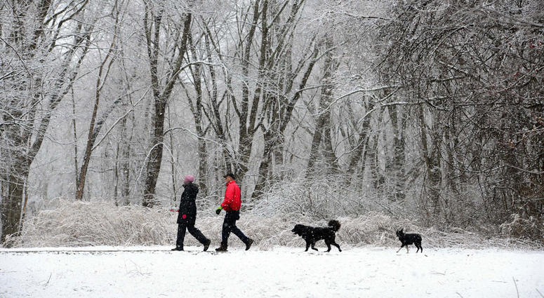 snow-walk-couple-dogs-usatsi_10685289-e1520448801.jpg snow-walk-couple-dogs-usatsi_10685289-e1520448801.jpg