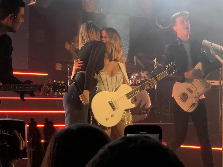 Maren Morris, Cassadee Pope sing "All My Favorite People" Maren Morris, Cassadee Pope sing "All My Favorite People"