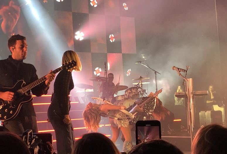 Maren Morris, Cassadee Pope sing "All My Favorite People" Maren Morris, Cassadee Pope sing "All My Favorite People"