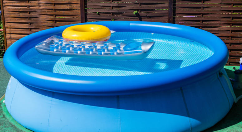 Woman puts kids inside inflatable pool on roof of car, gets arrested
